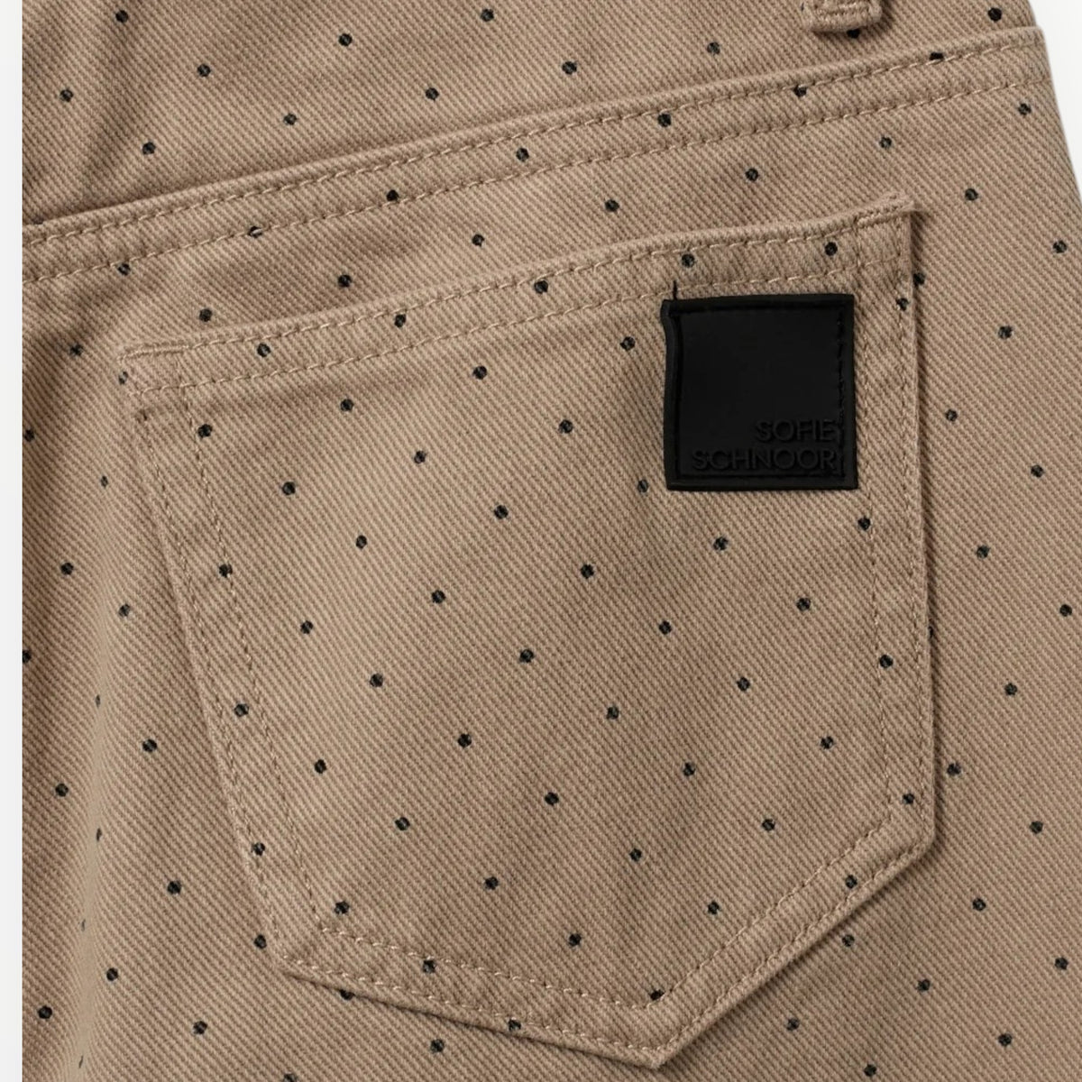 Pierrot Outlet Sofie Schnoor zandkleurige broek met zwart stippenpatroon en merklabel op de achterzak