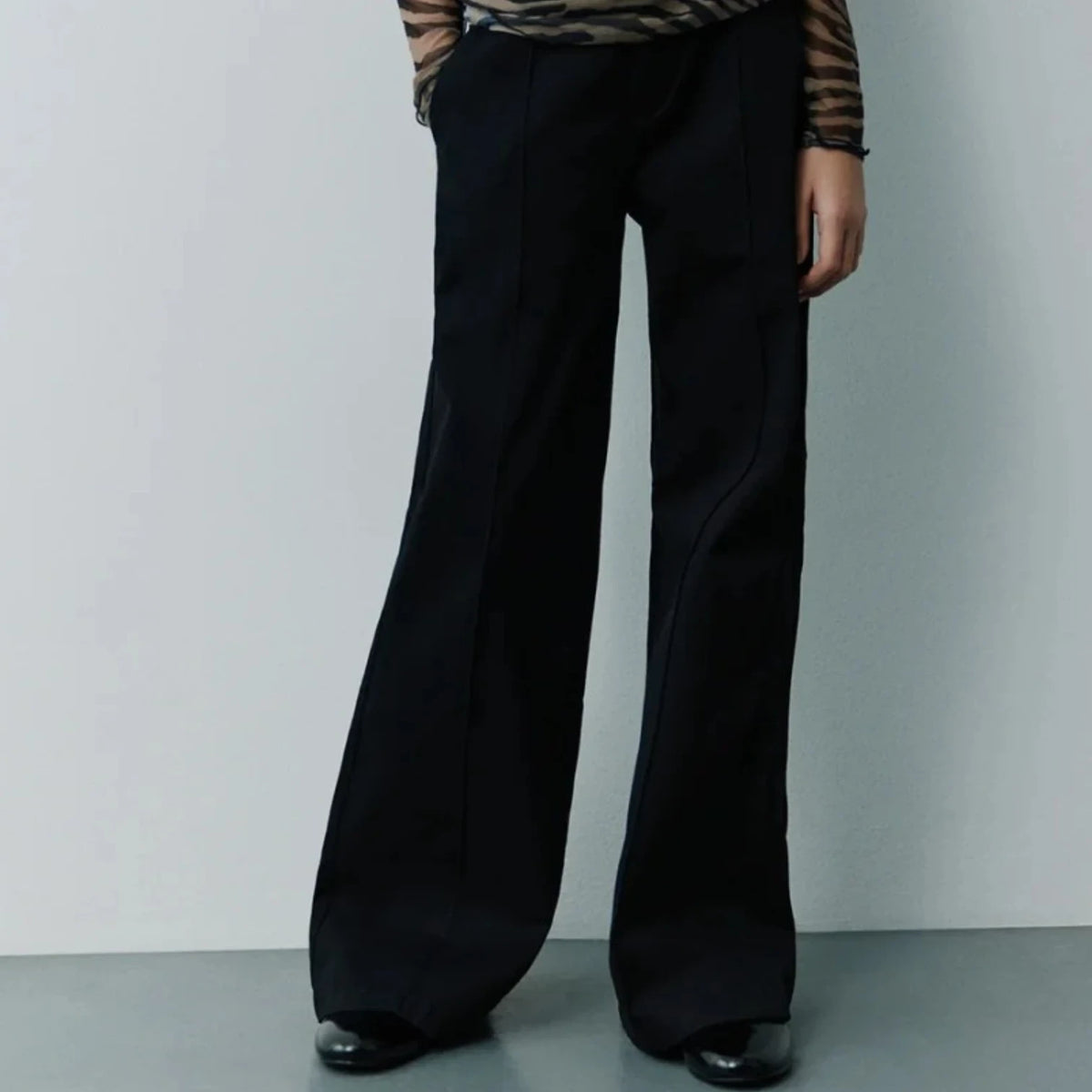 Pierrot Outlet SOFIE SCHNOOR zwarte broek met wijde pijpen en hoge taille voor een elegante en moderne uitstraling.