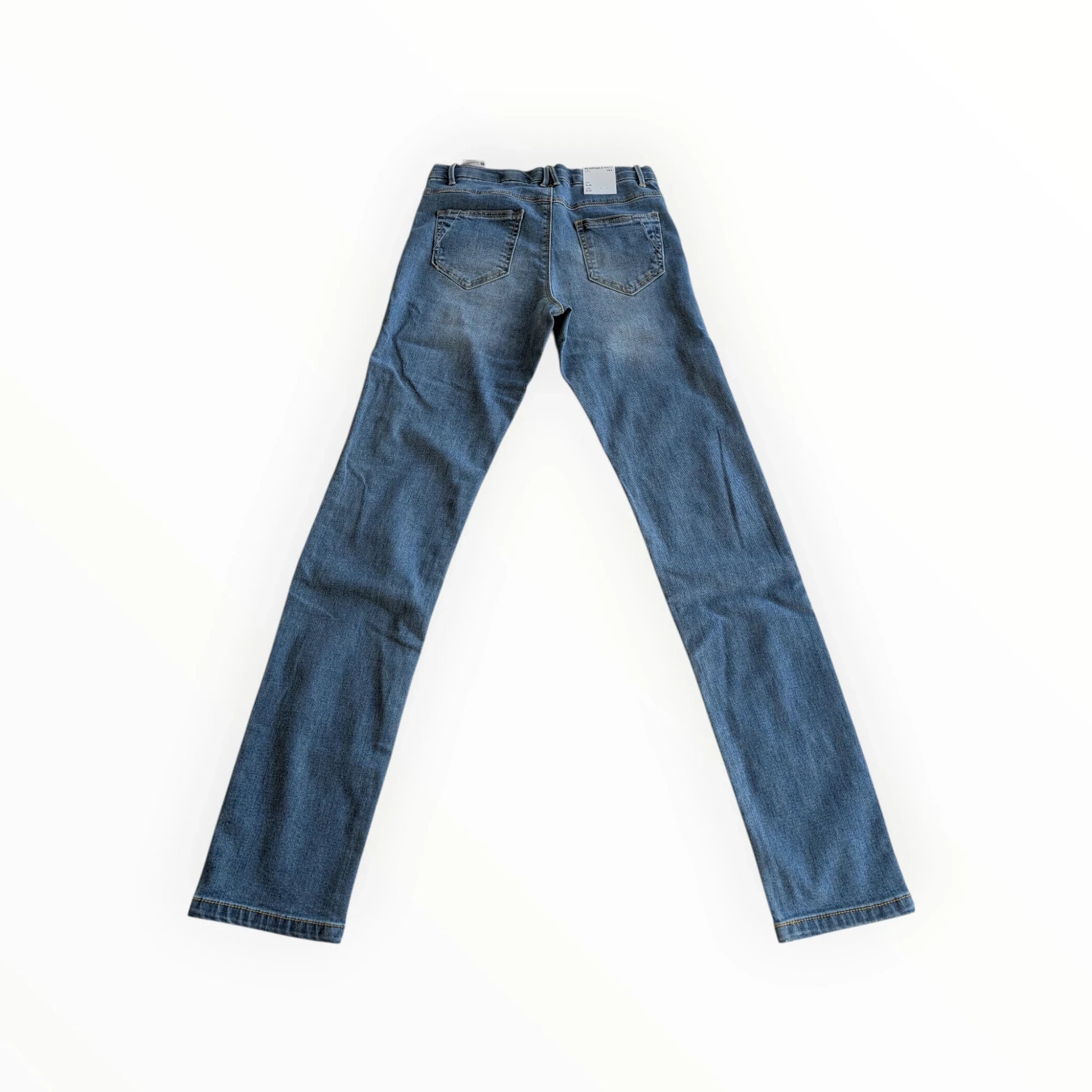 Pierrot Outlet dames spijkerbroek met lange pasvorm in blauwe denim met subtiele slijtage en vijf zakken.