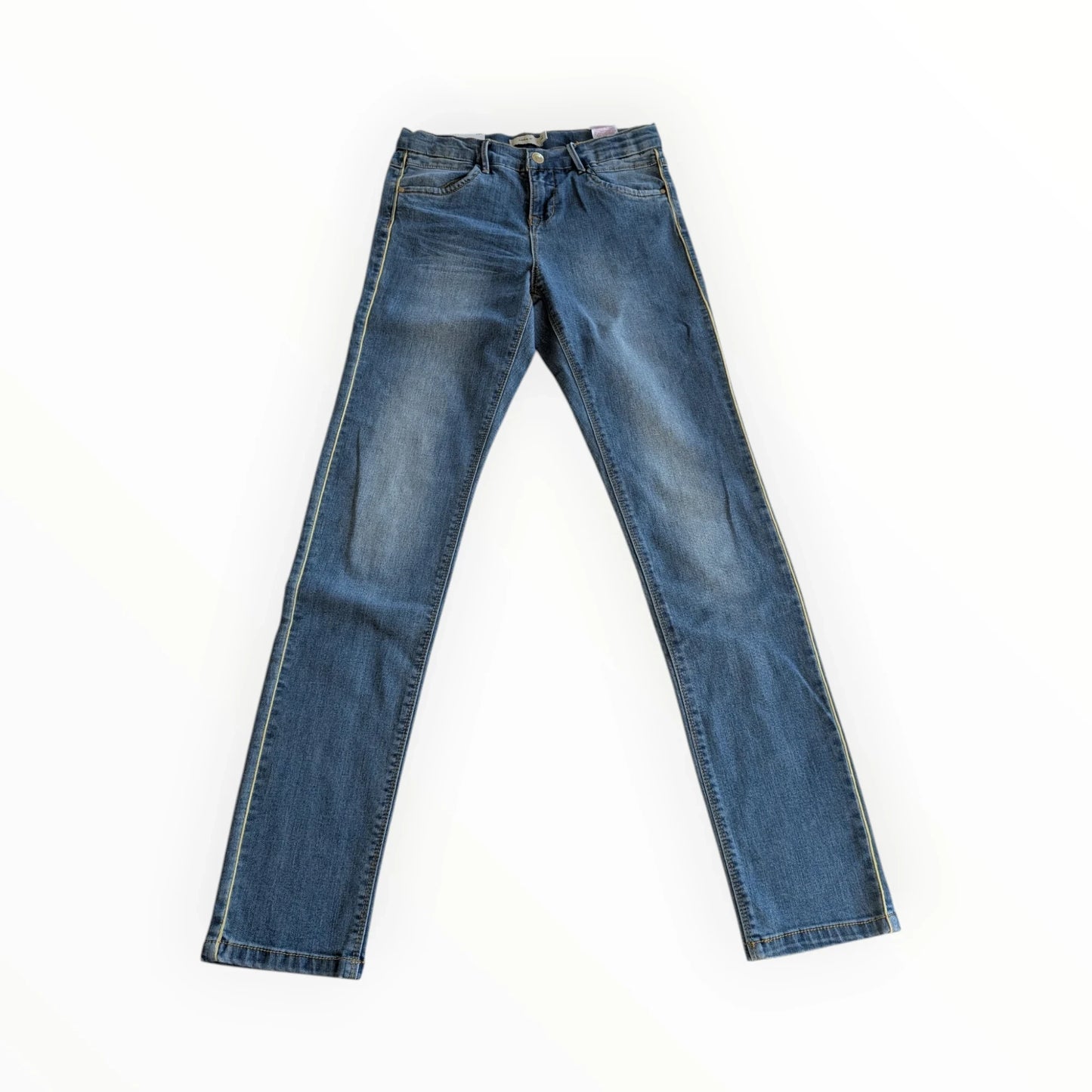 Pierrot Outlet dames spijkerbroek met lange pasvorm in blauwe denim met subtiele slijtage en contraststiksels aan de zijkant.