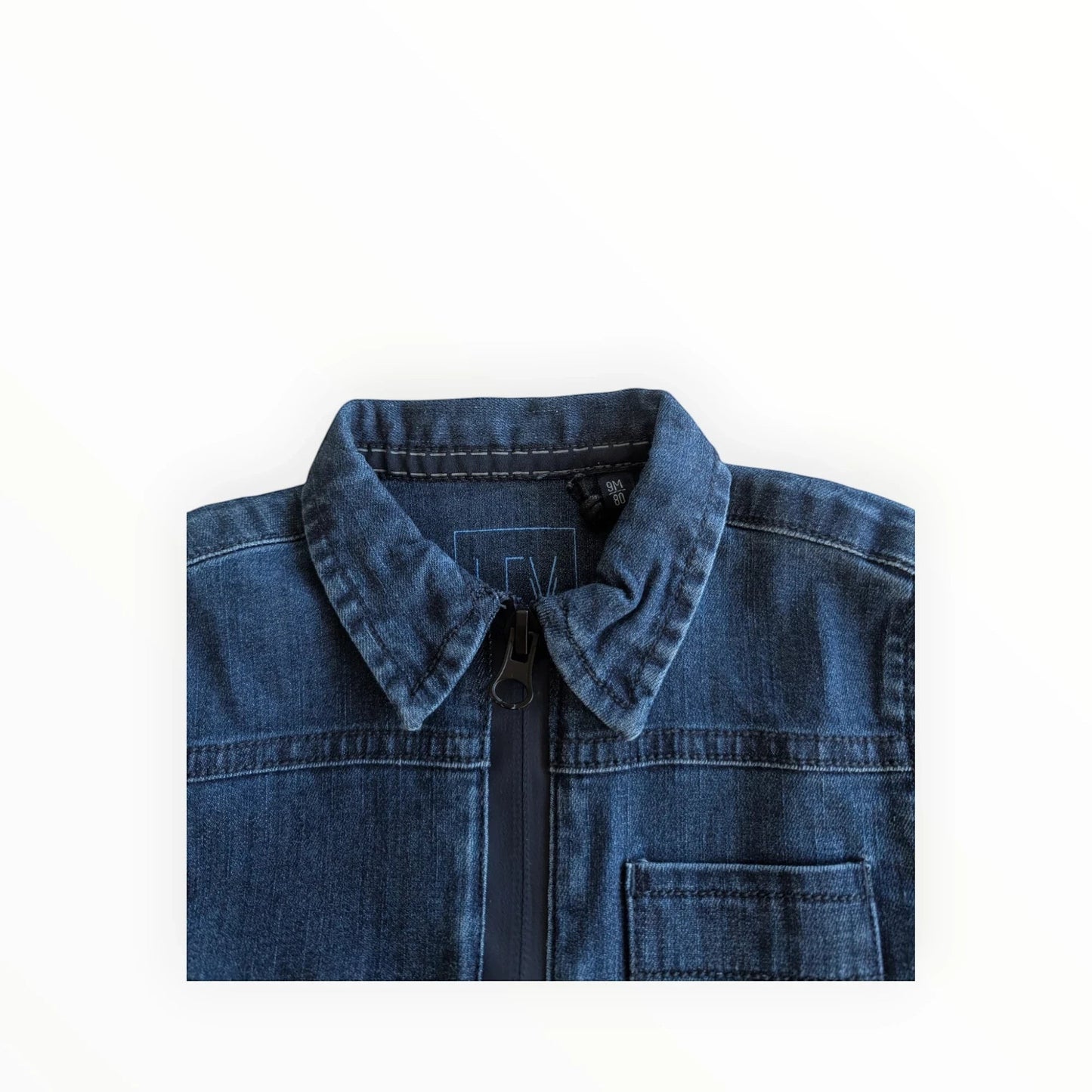 Pierrot Outlet donkerblauwe denim jas met ritssluiting, klassieke kraag en borstzak. FUTURE print.