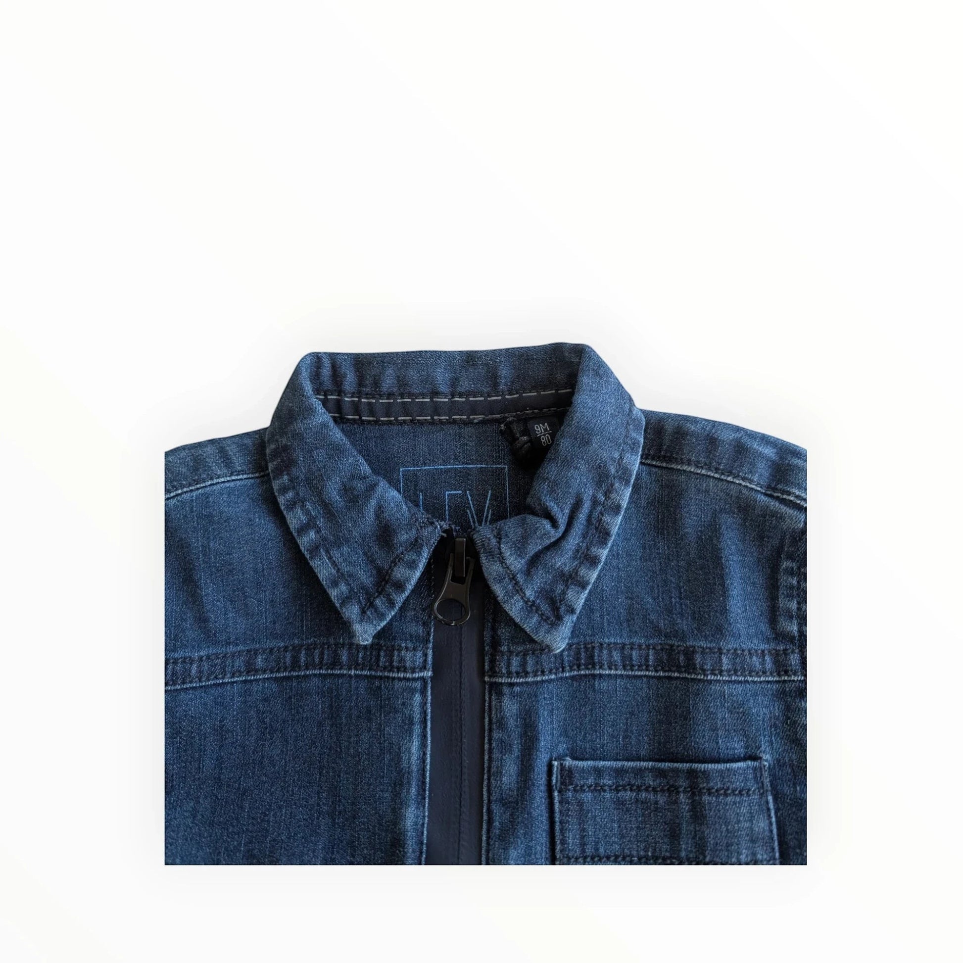 Pierrot Outlet donkerblauwe denim jas met ritssluiting, klassieke kraag en borstzak. FUTURE print.