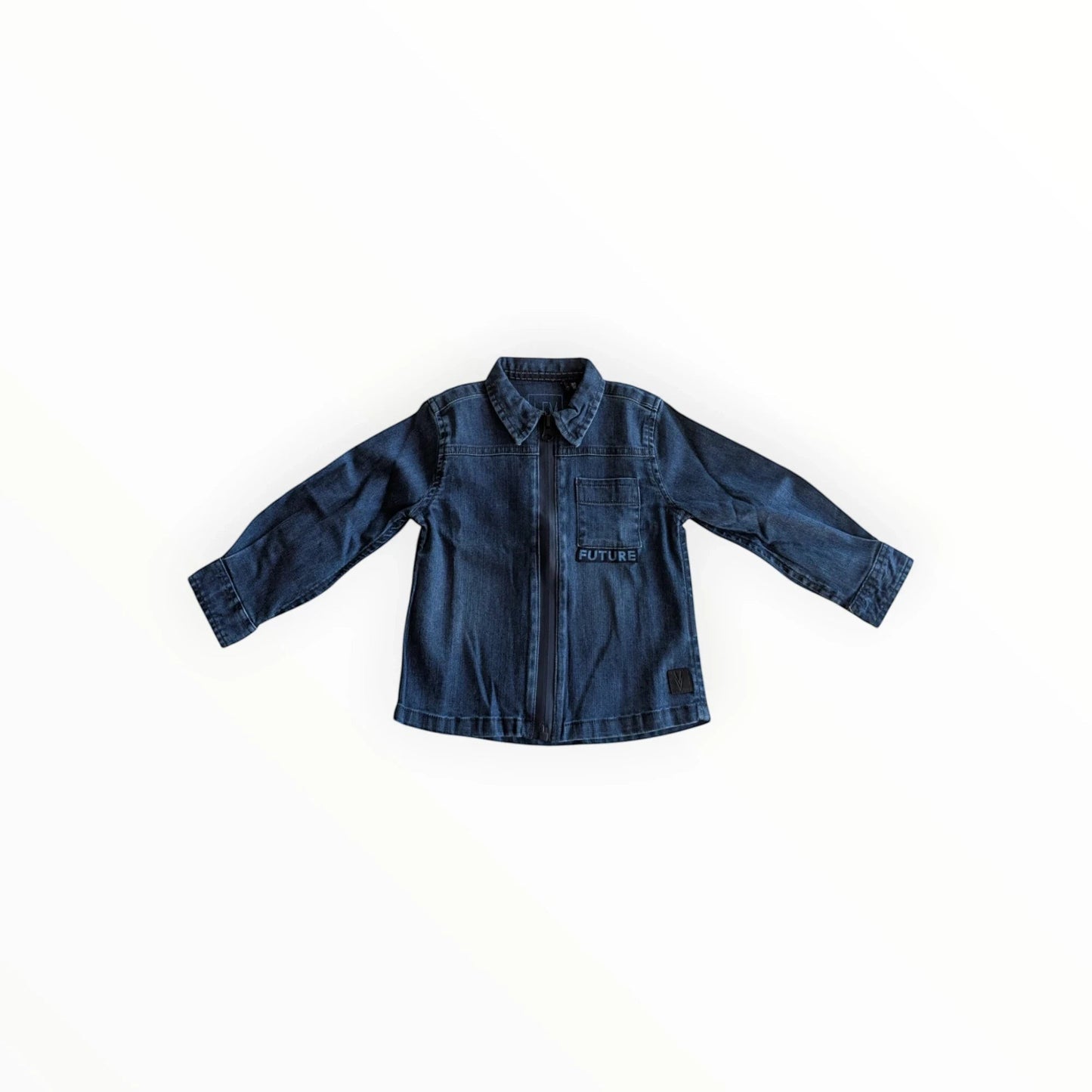 Pierrot Outlet donkerblauwe denim jas met rits, klassieke kraag en FUTURE print op borstzak.