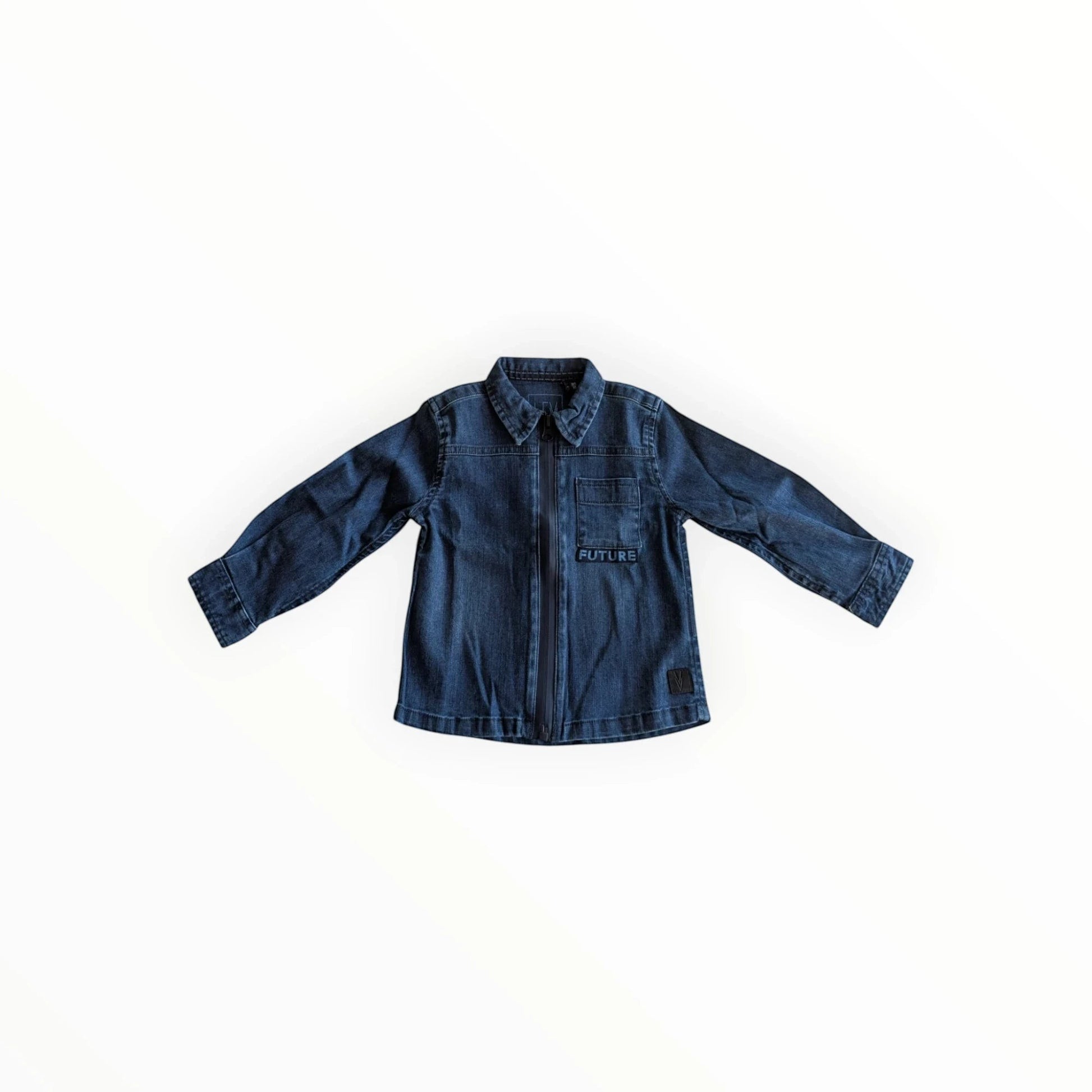 Pierrot Outlet donkerblauwe denim jas met rits, klassieke kraag en FUTURE print op borstzak.