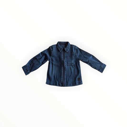 Pierrot Outlet donkerblauwe denim jas met rits, klassieke kraag en FUTURE print op borstzak.