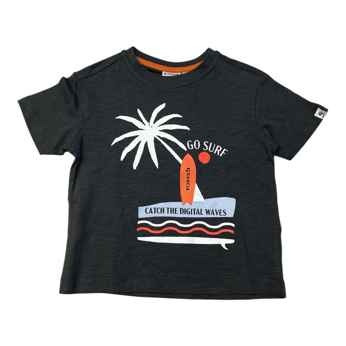 Pierrot Outlet donkergrijs katoenen T-shirt met surfprint, palmboom en tekst 'GO SURF CATCH THE DIGITAL WAVES'.