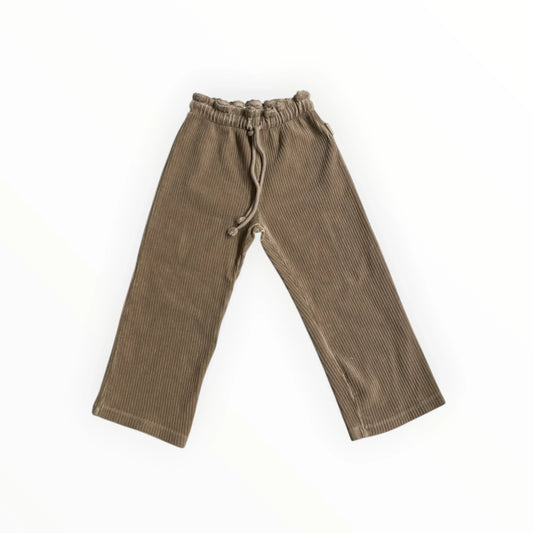 Pierrot Outlet taupekleurige corduroy broek met wijde pijpen, elastische tailleband en decoratief trekkoord.