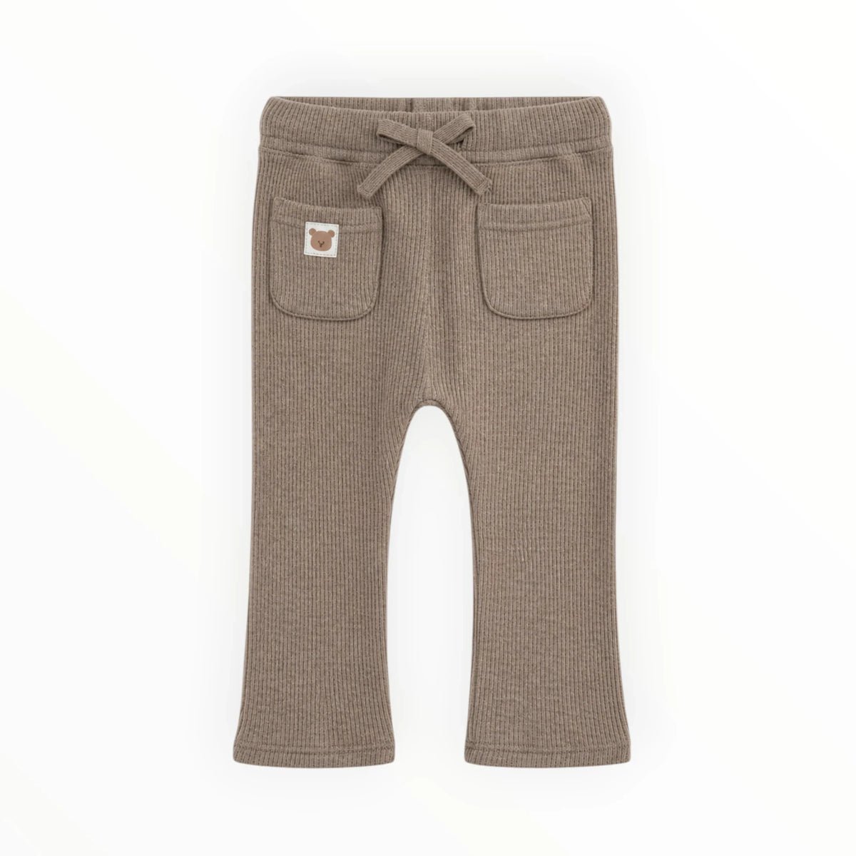 Pierrot Outlet taupekleurige geribbelde babybroek met zakjes en een schattig beren-embleem op de voorzijde.