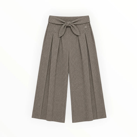 Pierrot Outlet taupekleurige geribbelde culotte met wijde pijpen, hoge taille, strikceintuur en metalen hartdetail.