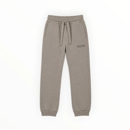 Pierrot Outlet taupe joggingbroek voor kinderen met elastische tailleband, trekkoord en subtiele tekstprint.