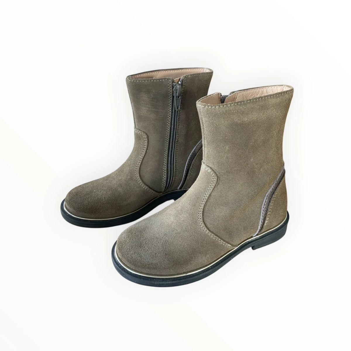 Pierrot Outlet taupe suède enkellaarsjes voor kinderen met ritssluiting en metallic accenten bij de hiel.