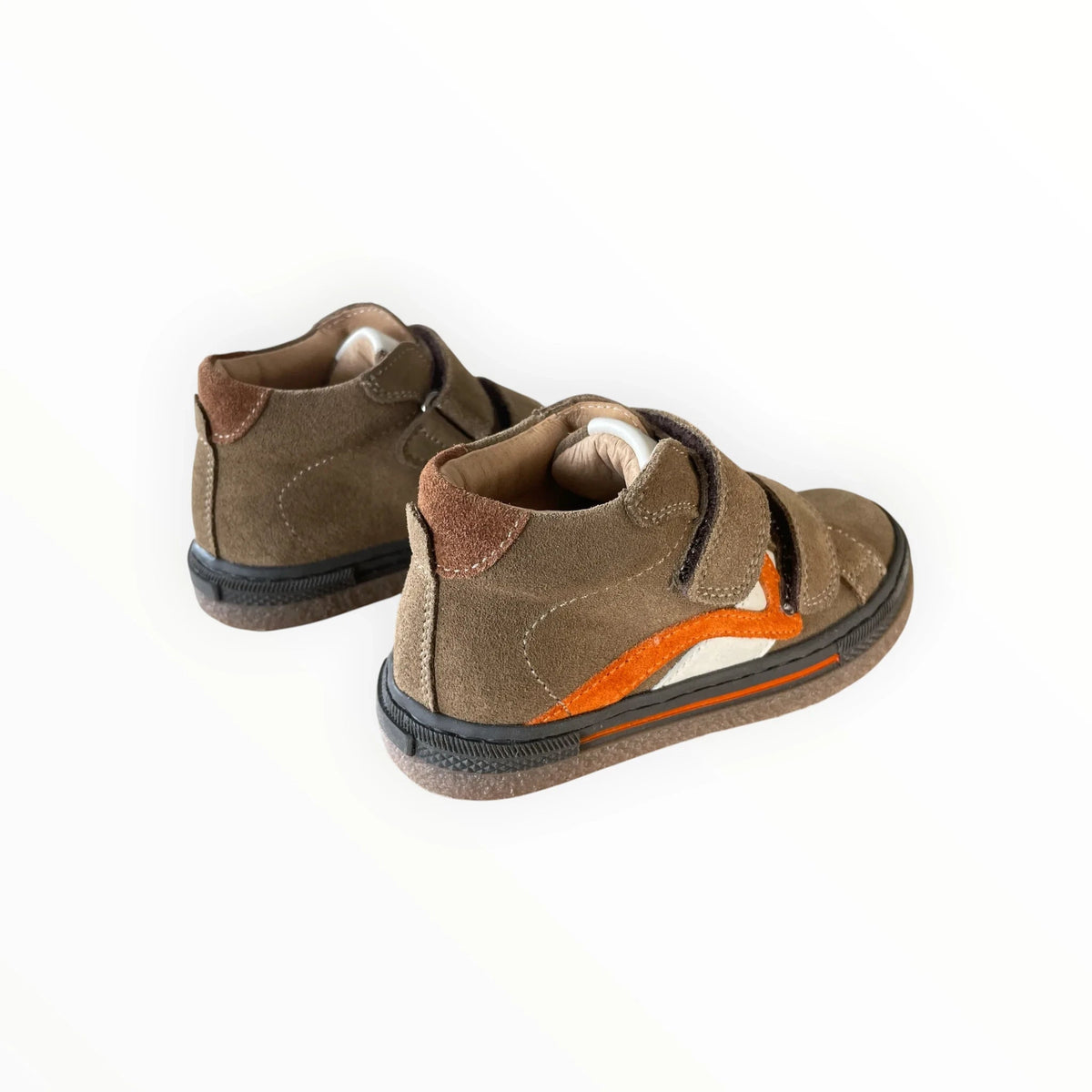 Pierrot Outlet taupe suède kindersneakers met klittenband, oranje accenten en stevige donkere rubberen zool