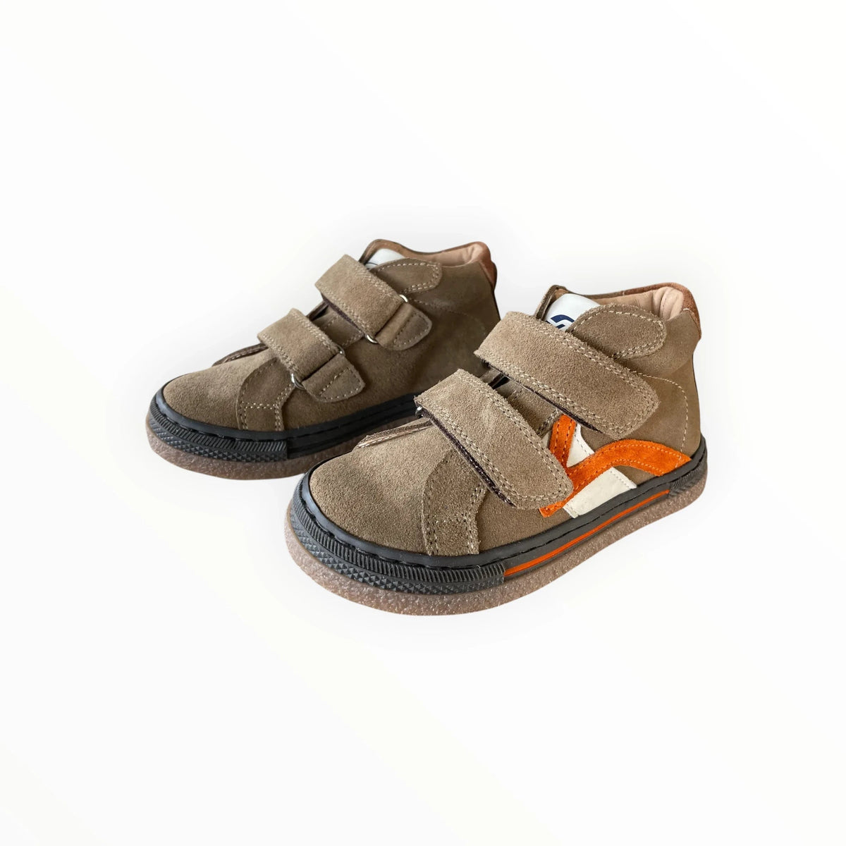 Pierrot Outlet taupekleurige suède kindersneakers met klittenband, oranje accenten en een stevige rubberen zool.