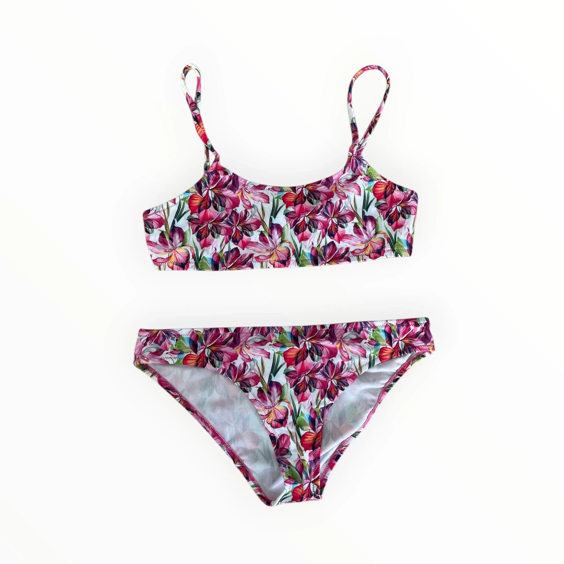Pierrot Outlet tweedelige bikini met roze en paarse bloemenprint, sneldrogende stof voor strand en zwembad.