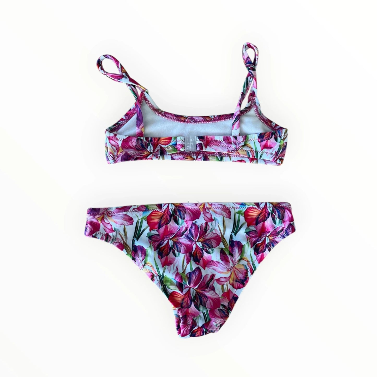 Pierrot Outlet tweedelige bikini met vrolijke bloemenprint in roze, paars en groen op een witte achtergrond.