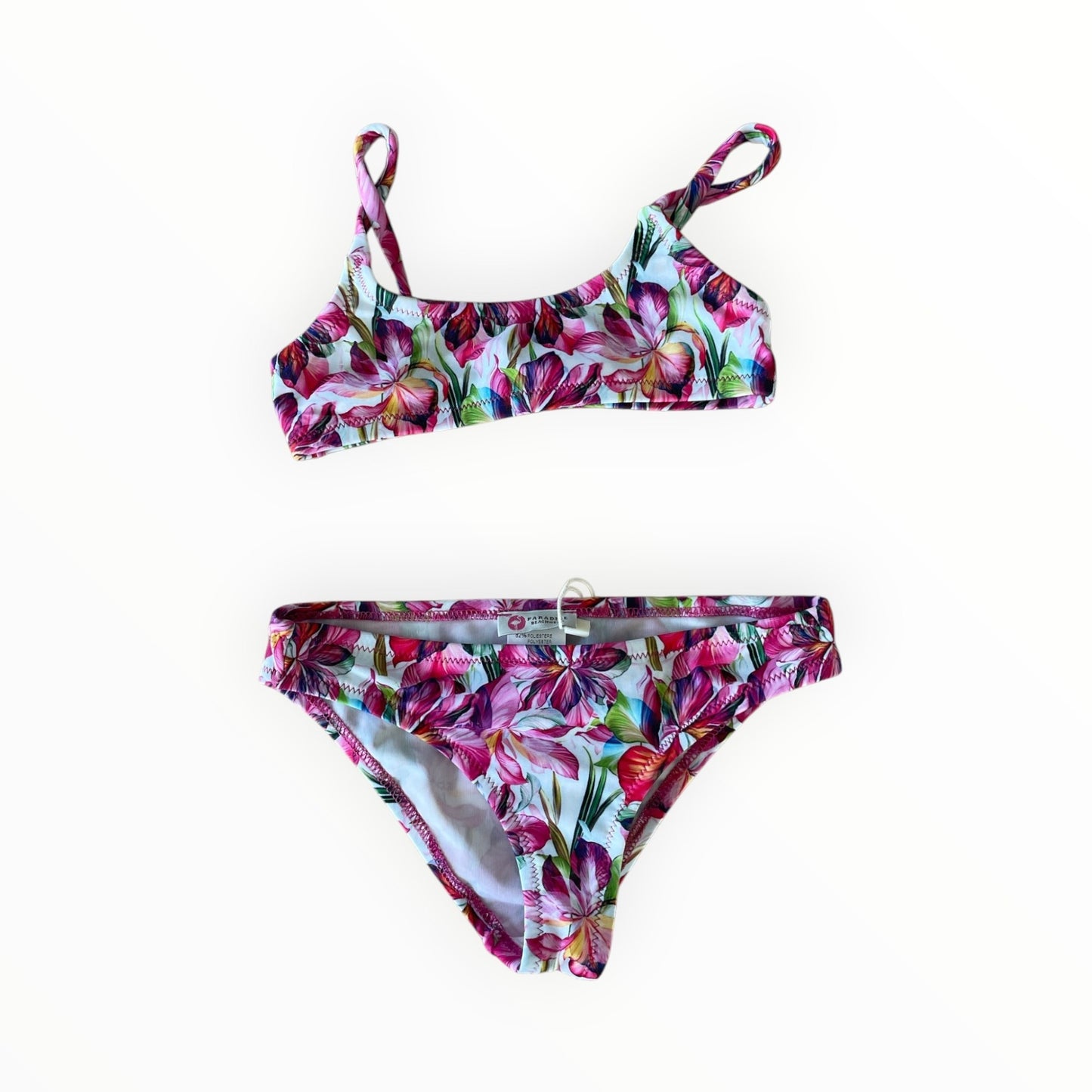 Pierrot Outlet tweedelige bikini met vrolijke bloemenprint in roze, paars en groen op een witte achtergrond.