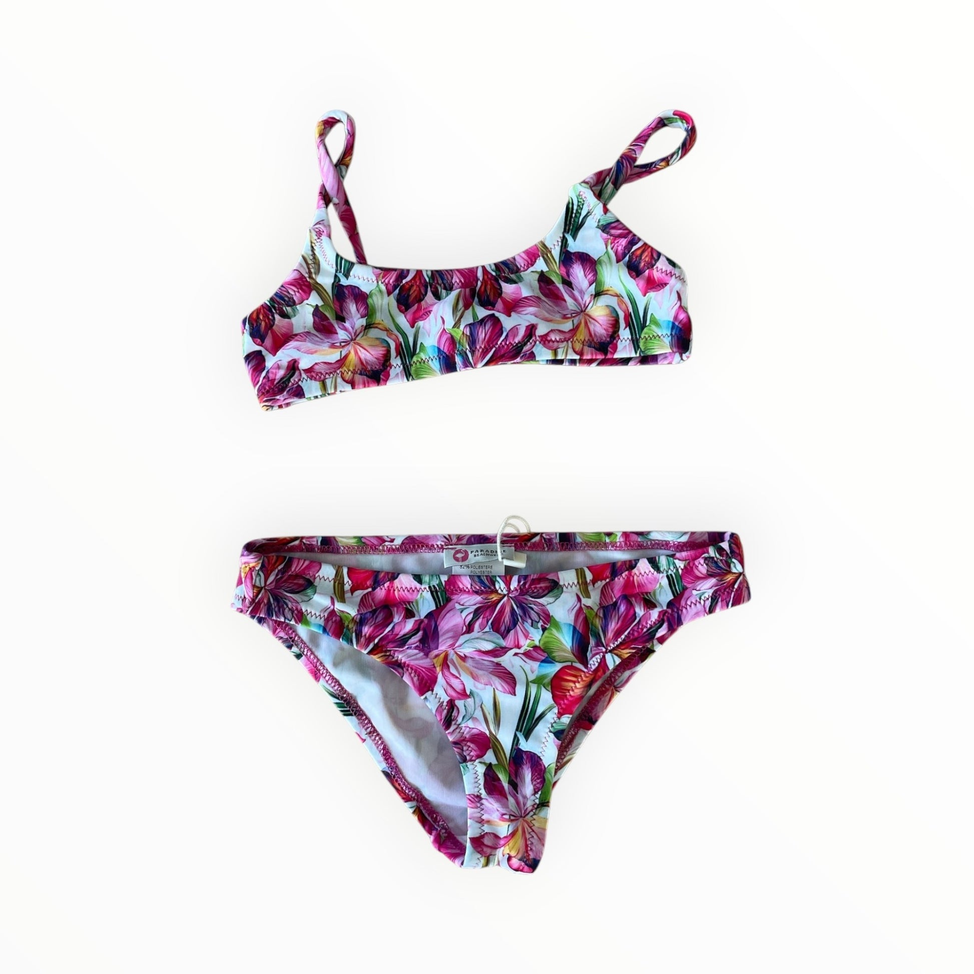 Pierrot Outlet tweedelige bikini met vrolijke bloemenprint in roze, paars en groen op een witte achtergrond.