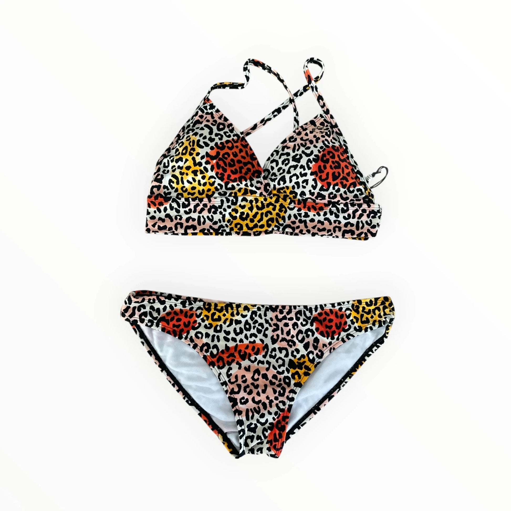Pierrot Outlet tweedelige bikini met kleurrijke luipaardprint, gekruiste schouderbandjes en sneldrogende stof.