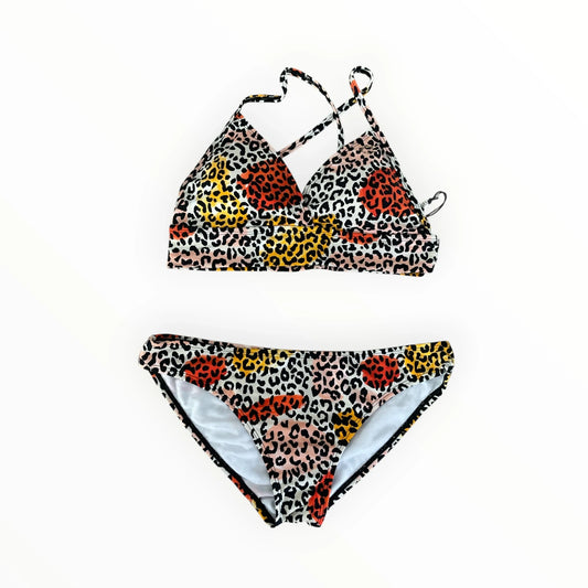 Pierrot Outlet tweedelige bikini met kleurrijke luipaardprint, gekruiste schouderbandjes en sneldrogende stof.