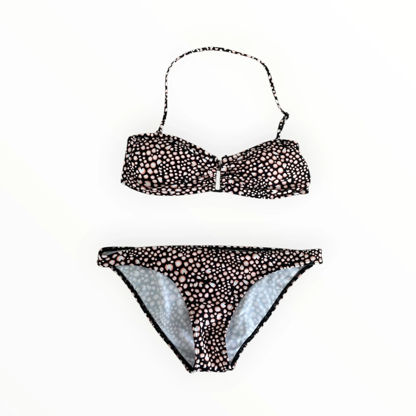 Pierrot Outlet tweedelige bikini met zwart-witte stippenprint, sneldrogend materiaal en comfortabele pasvorm.