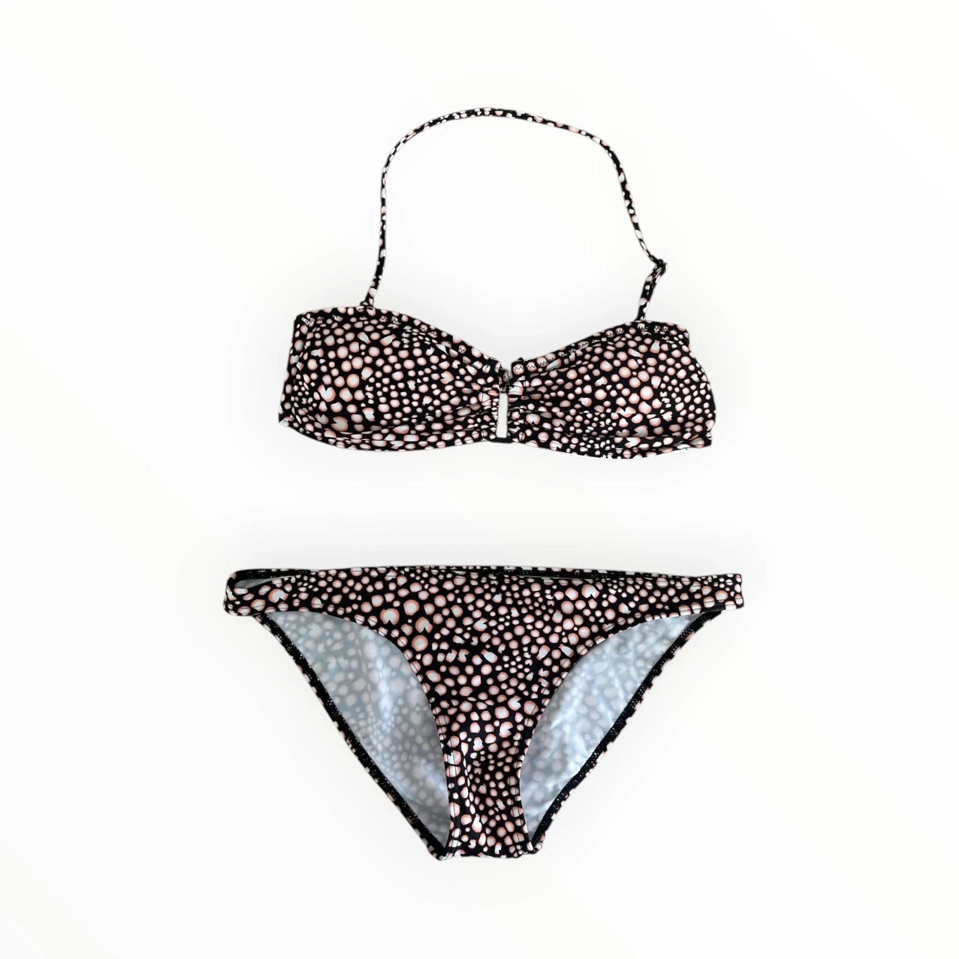 Pierrot Outlet tweedelige bikini met zwart-witte stippenprint, sneldrogend materiaal en comfortabele pasvorm.