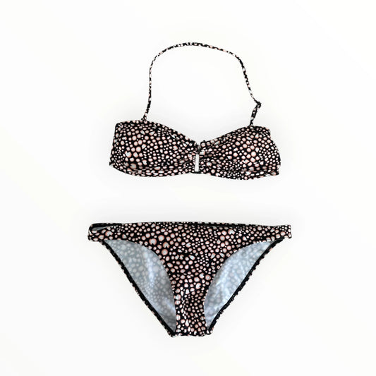 Pierrot Outlet tweedelige bikini met zwart-witte stippenprint, sneldrogend materiaal en comfortabele pasvorm.