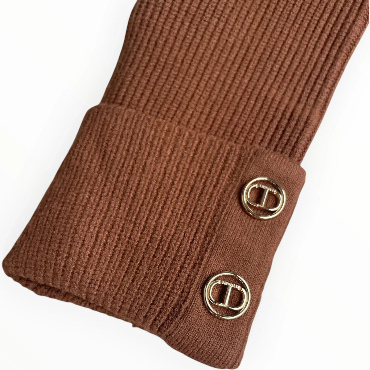 Pierrot Outlet TWINSET gebreide mouw in bruin met fijngebreide ribstructuur en luxe goudkleurige knoopdetails