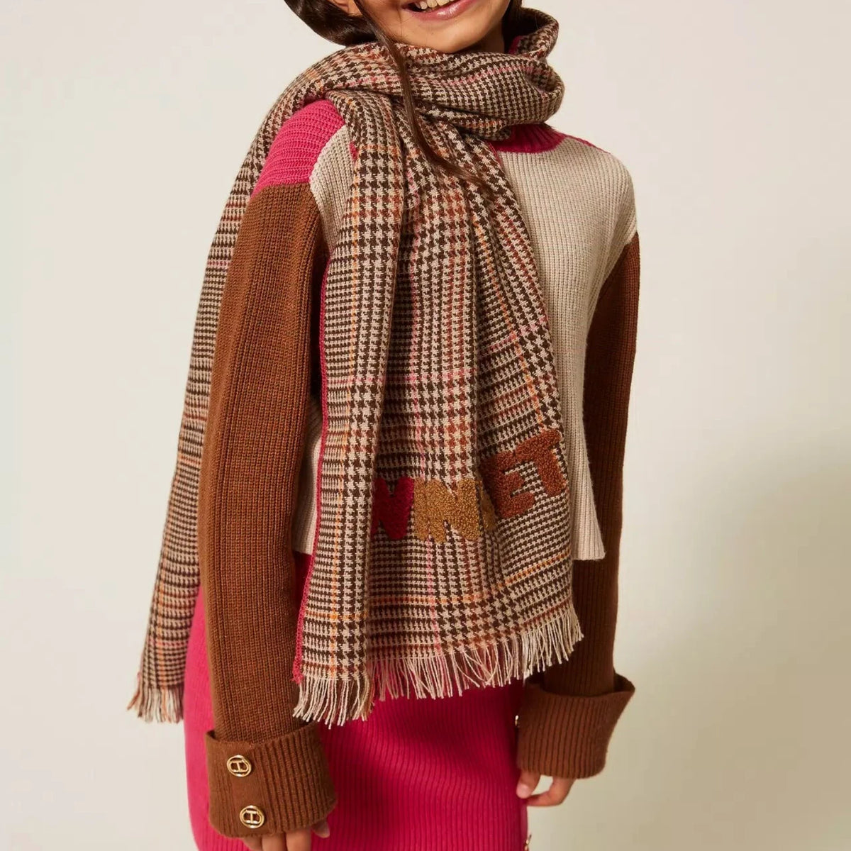 Pierrot Outlet TWINSET geweven sjaal met pied-de-poule patroon in bruin, beige en roze met franjes en geborduurd logo