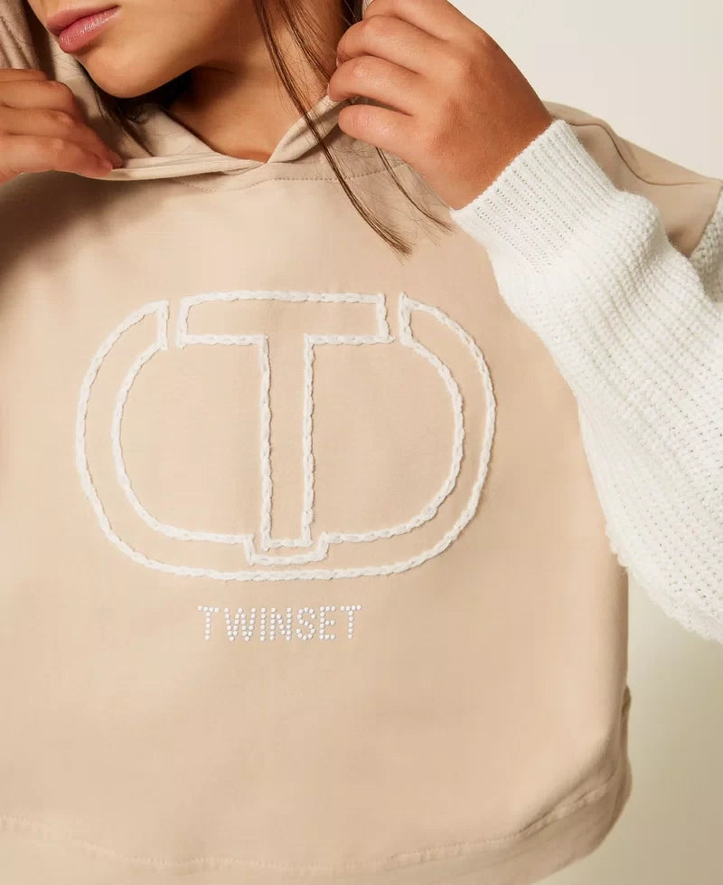 Pierrot Outlet TWINSET hoodie in zandkleur met witte gebreide mouwen en groot geborduurd logo op de voorzijde