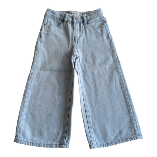 Pierrot Outlet wijde jeans broek voor kinderen in lichtblauw denim met wijde pijpen en vijf zakken.