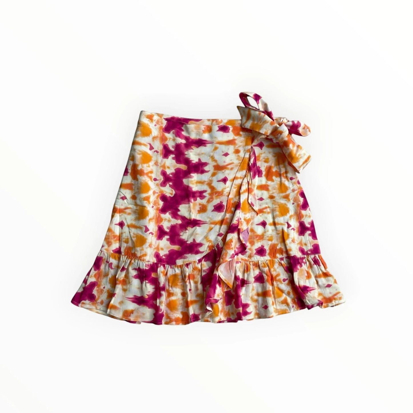 Pierrot Outlet wikkelrok met strikceintuur en ruches in tie-dye print van fuchsia, oranje en wit.