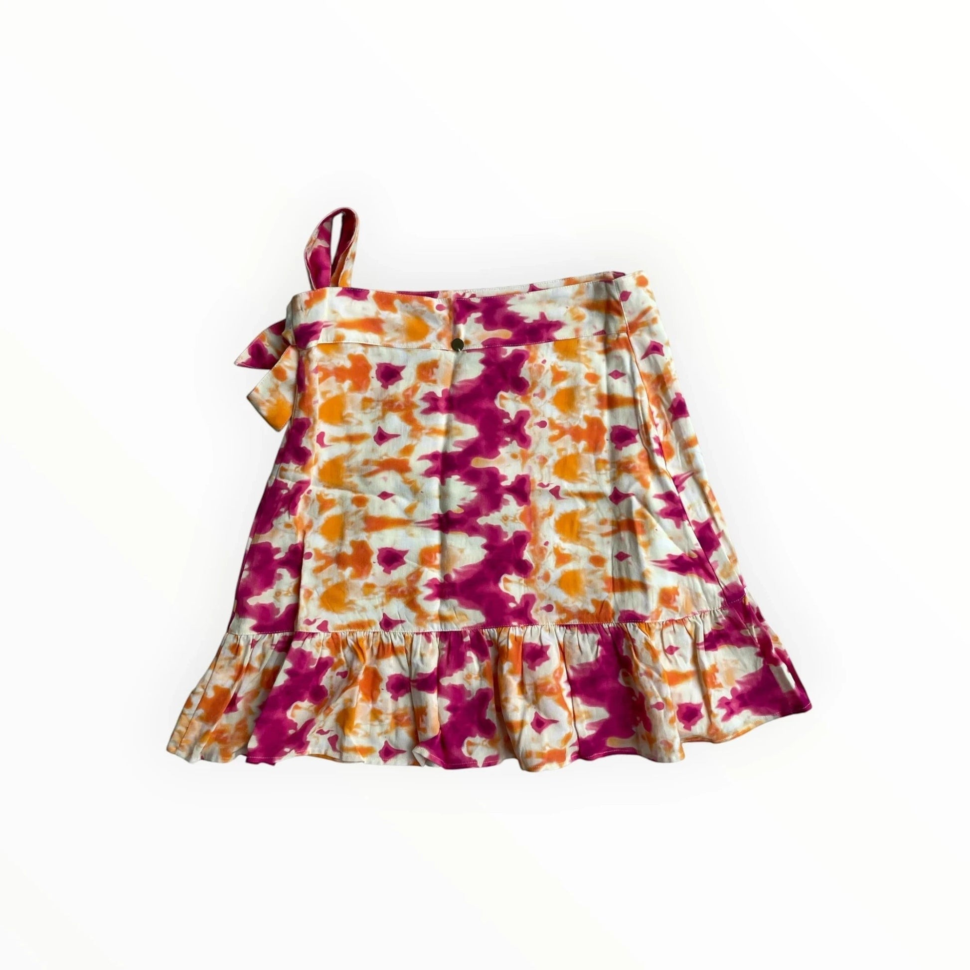 Pierrot Outlet wikkelrok met strikceintuur en ruches in tie-dye print van fuchsia, oranje en wit.