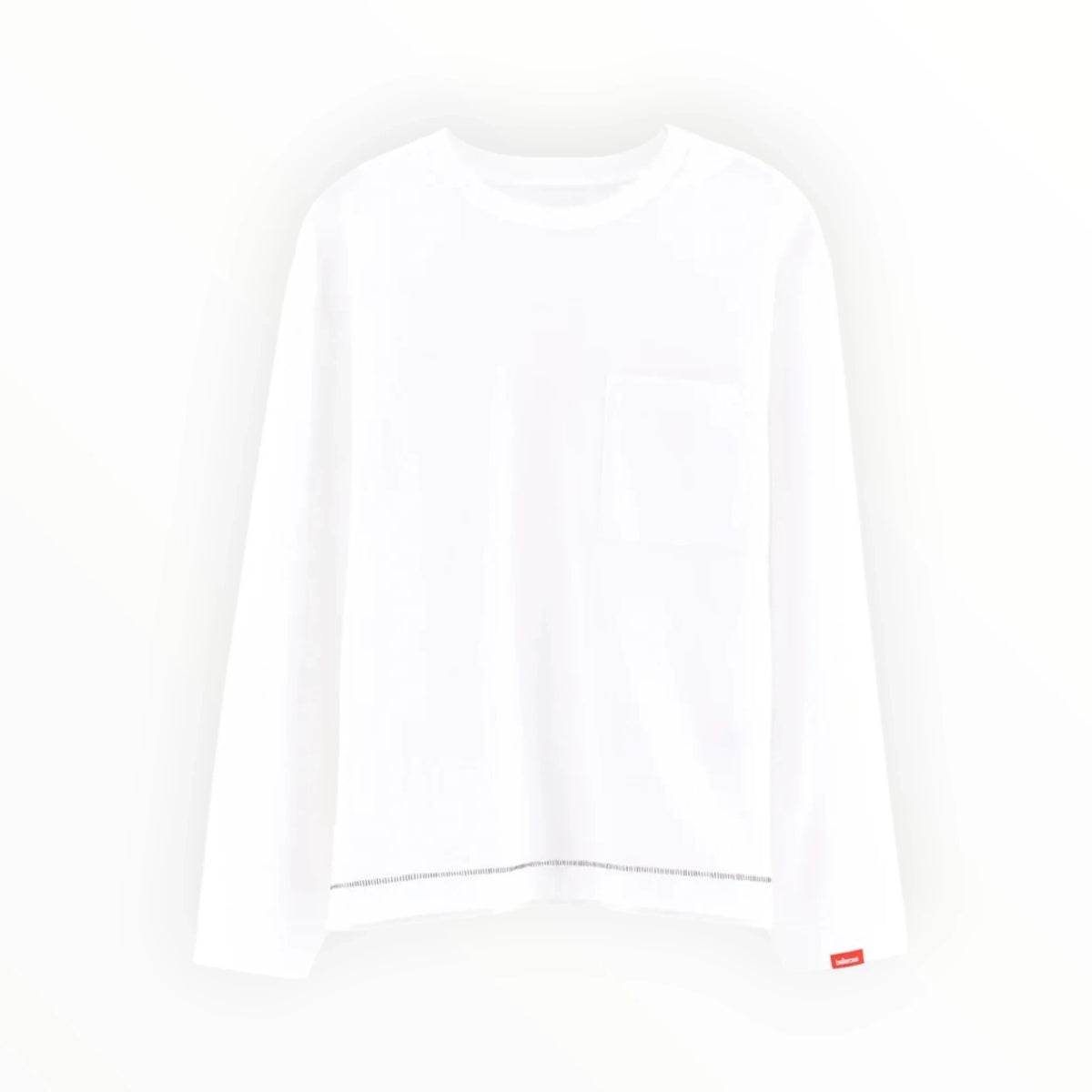 Pierrot Outlet wit heren T-shirt met lange mouwen, borstzak en subtiel rood label aan de zoom in ademend katoen.