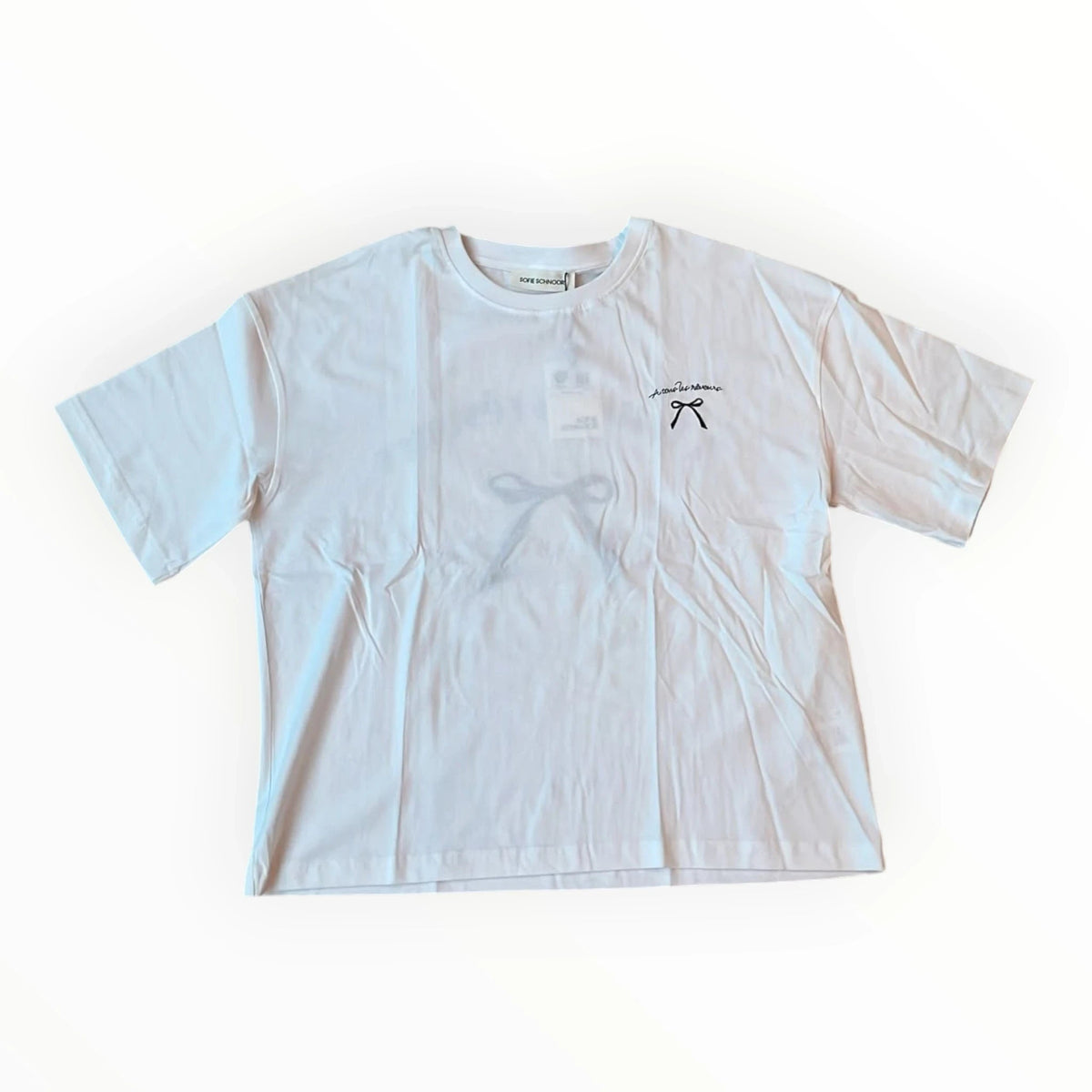 Wit Pierrot Outlet T-shirt van zacht katoen met subtiel zwart borduurwerk van een strik en Franse tekst op de borst