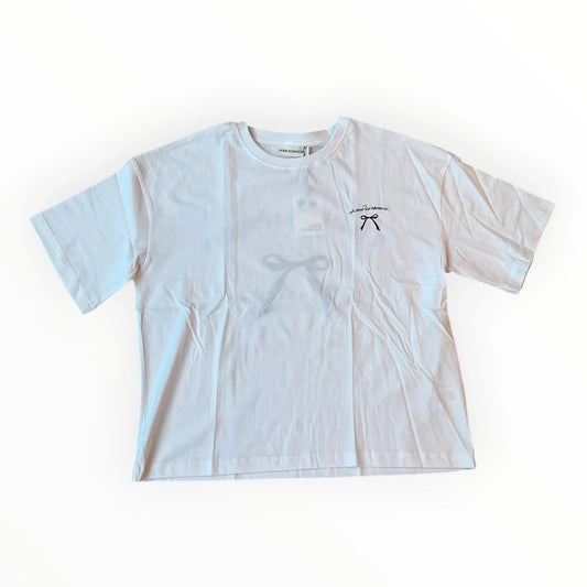 Wit Pierrot Outlet T-shirt van zacht katoen met subtiel zwart borduurwerk van een strik en Franse tekst op de borst