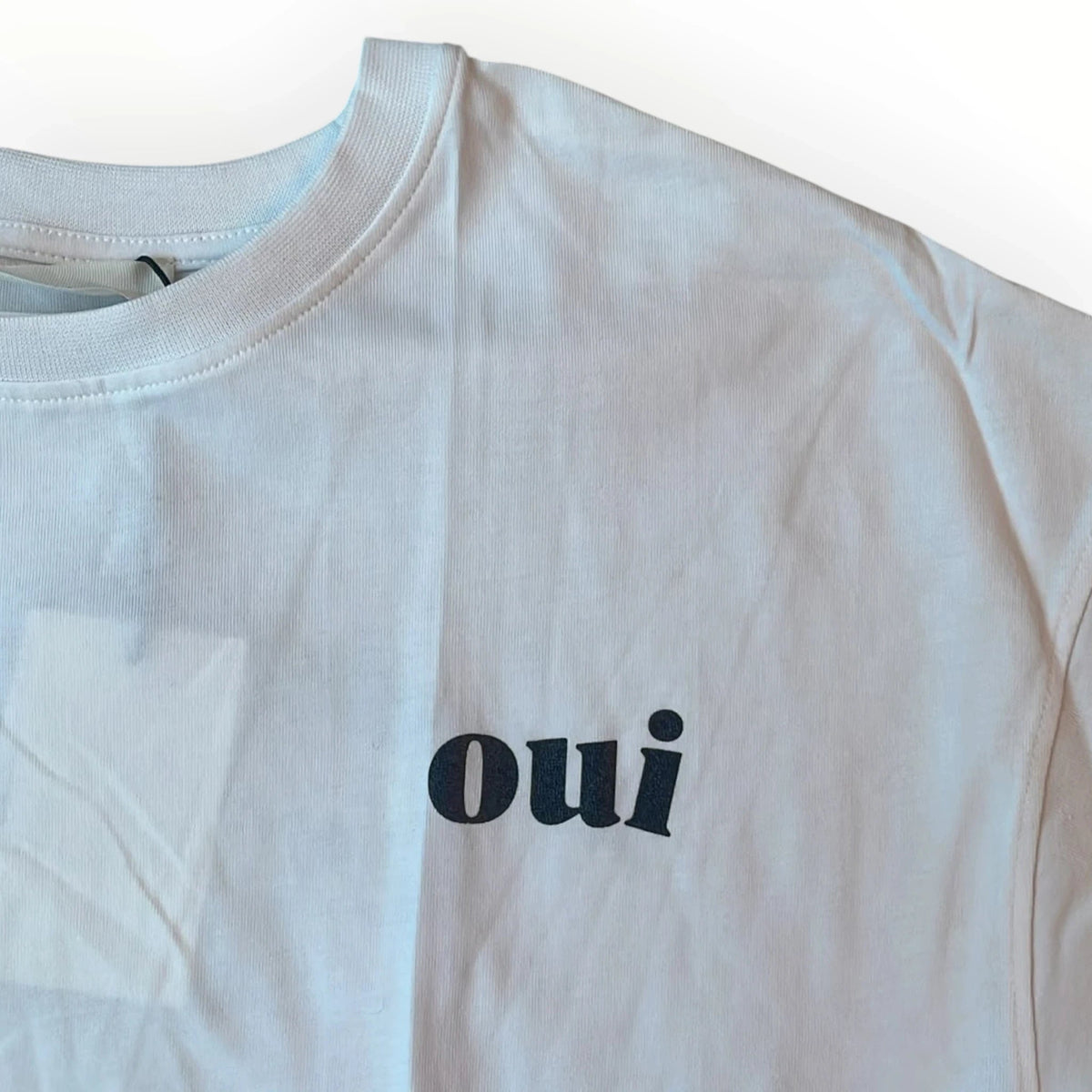 Pierrot Outlet wit katoenen T-shirt met zwarte 'oui' opdruk op de borst voor een casual Franse stijl