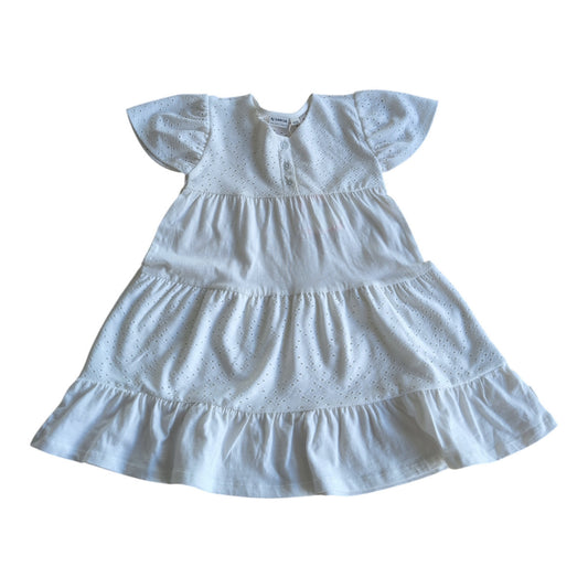 Pierrot Outlet wit katoenen meisjesjurkje met volant en broderie anglaise, vlindermouwtjes en knoopjes