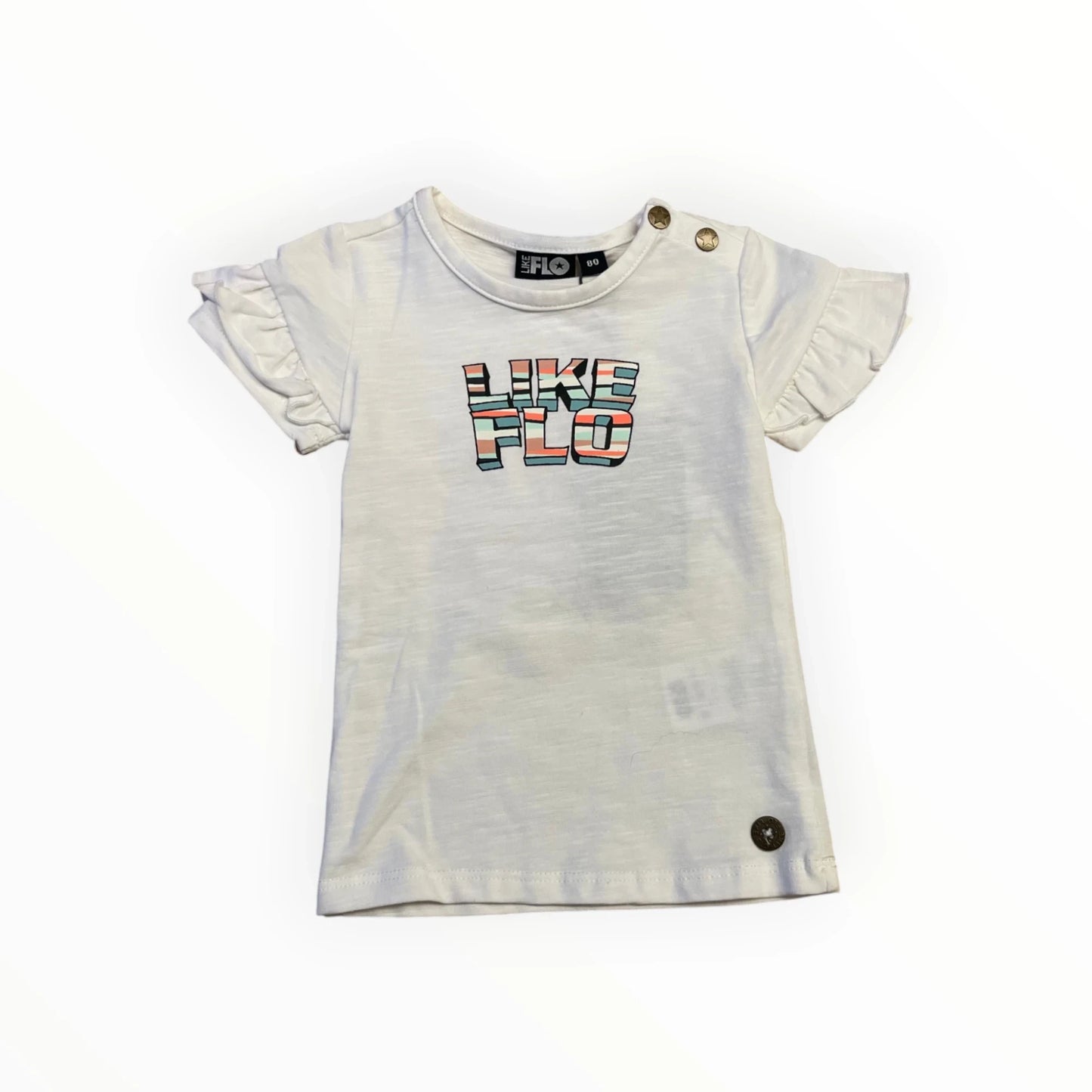 Pierrot Outlet wit katoenen T-shirt met korte ruchesmouwen en LIKE FLO print in pastelkleuren. Met drukknoopjes.