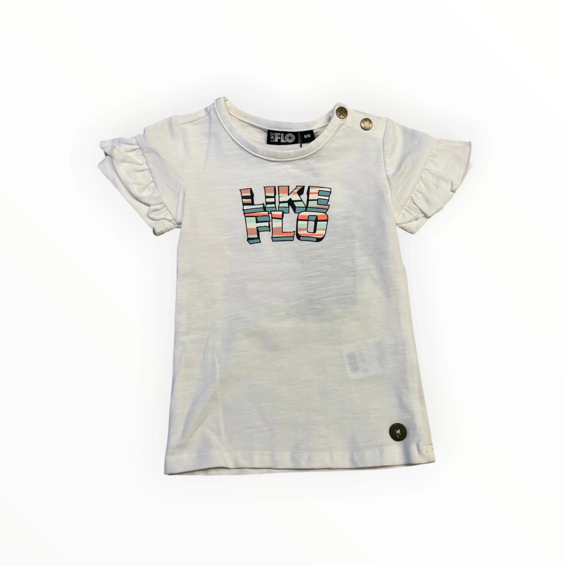 Pierrot Outlet wit katoenen T-shirt met korte ruchesmouwen en LIKE FLO print in pastelkleuren. Met drukknoopjes.