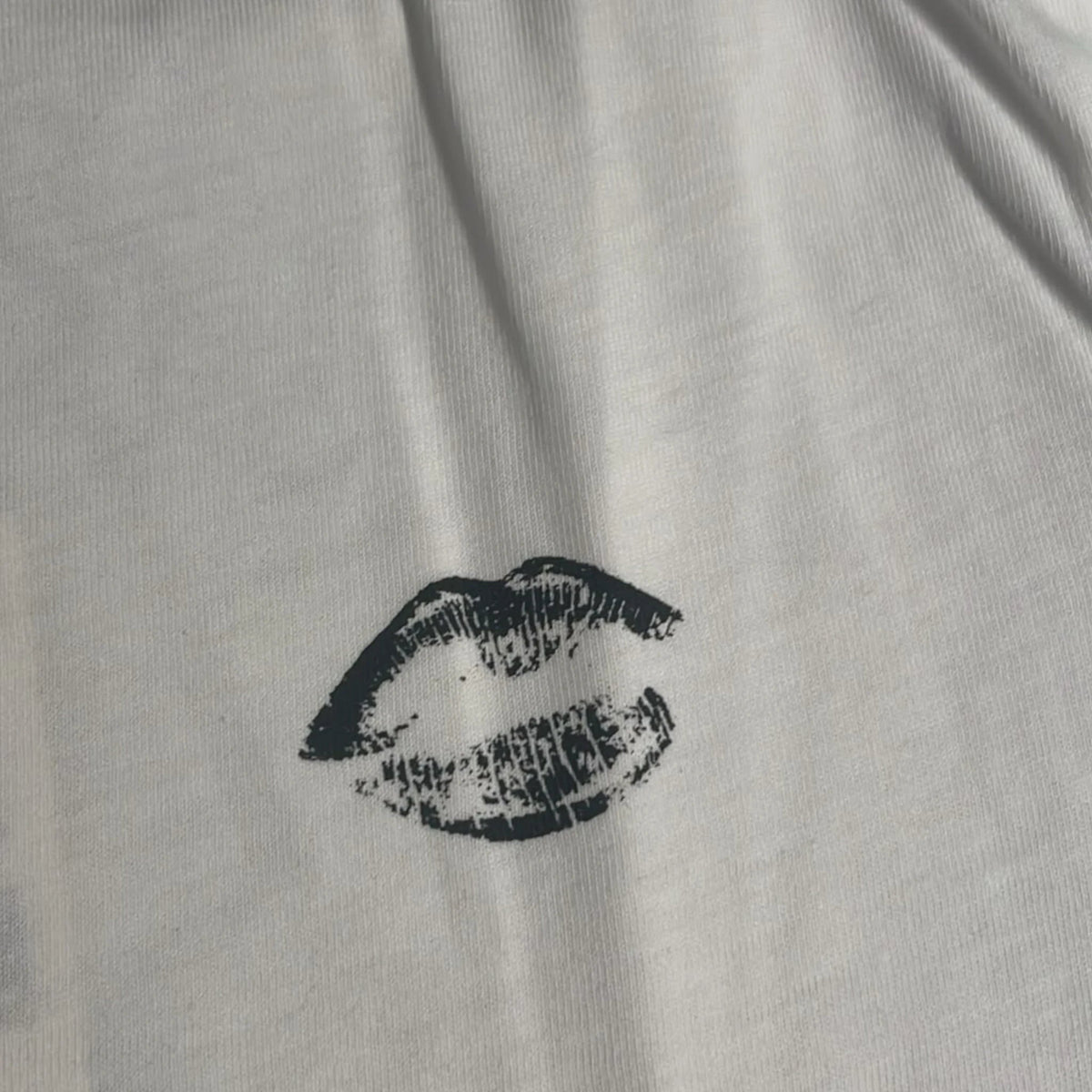 Pierrot Outlet wit T-shirt met een subtiele zwarte lippen-print op de voorzijde van zachte katoenen stof