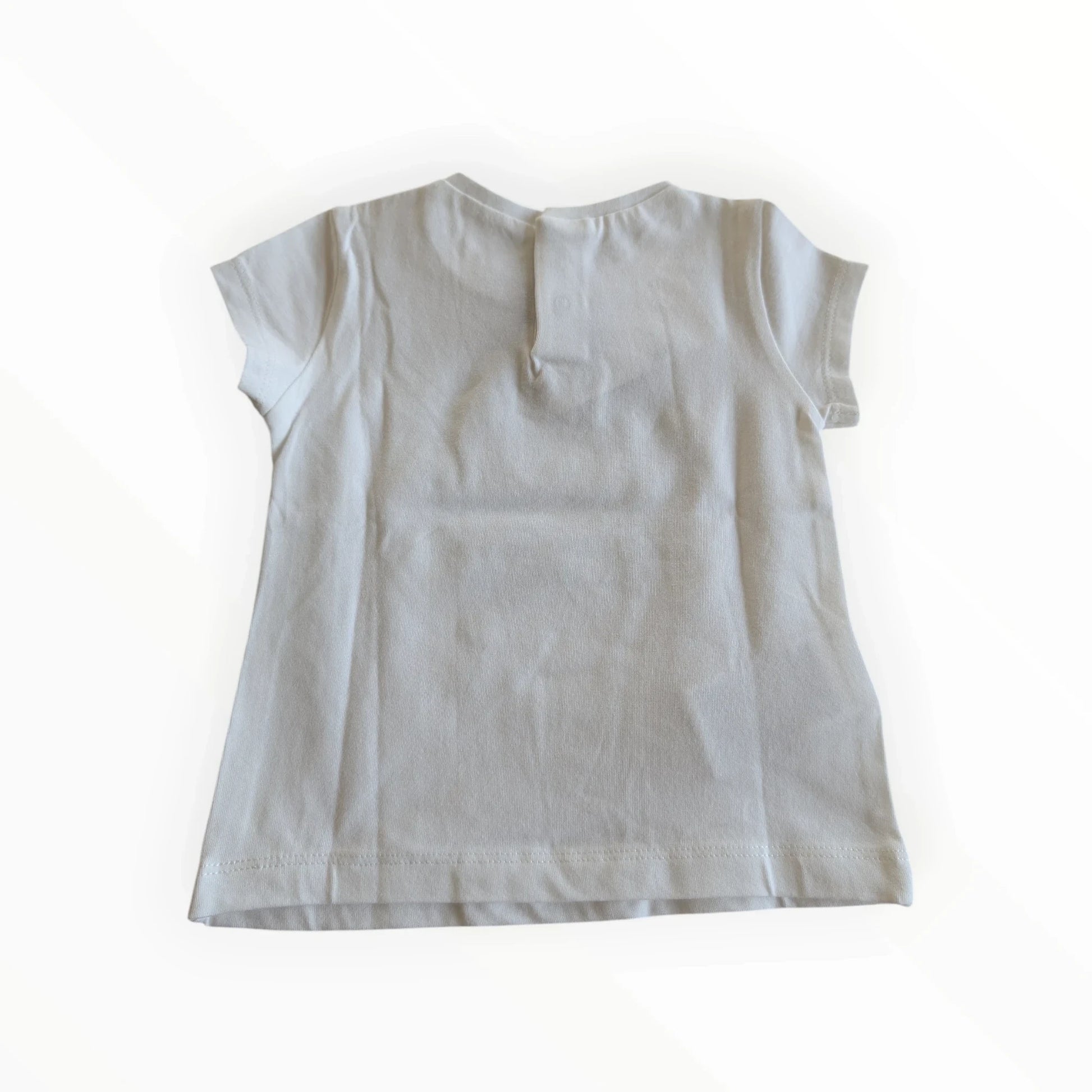 Pierrot Outlet wit katoenen T-shirt voor meisjes met bloemenapplicatie en knoopsluiting achter.