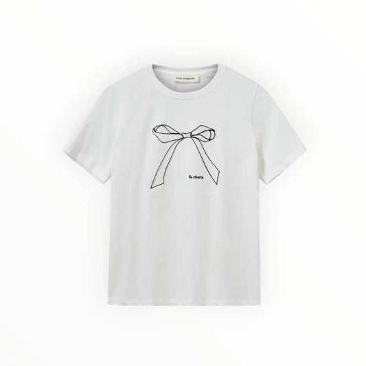Wit Pierrot Outlet T-shirt van Sofie Schnoor met korte mouwen en een zwarte minimalistische strikprint op de voorzijde