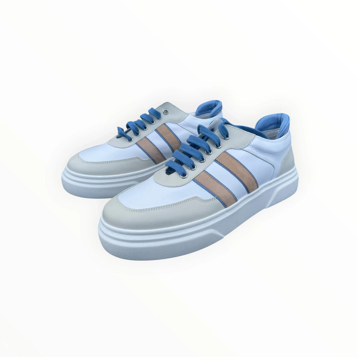 Pierrot Outlet damessneakers in wit, beige en blauw met vetersluiting en een stevige witte zool voor optimaal comfort.