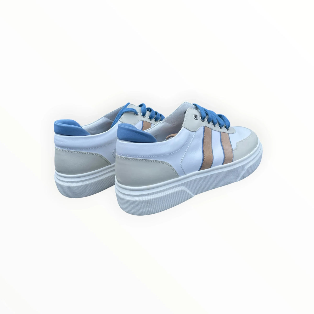 Pierrot Outlet damessneakers in wit, beige en blauw met vetersluiting en een stevige witte zool voor optimaal comfort.