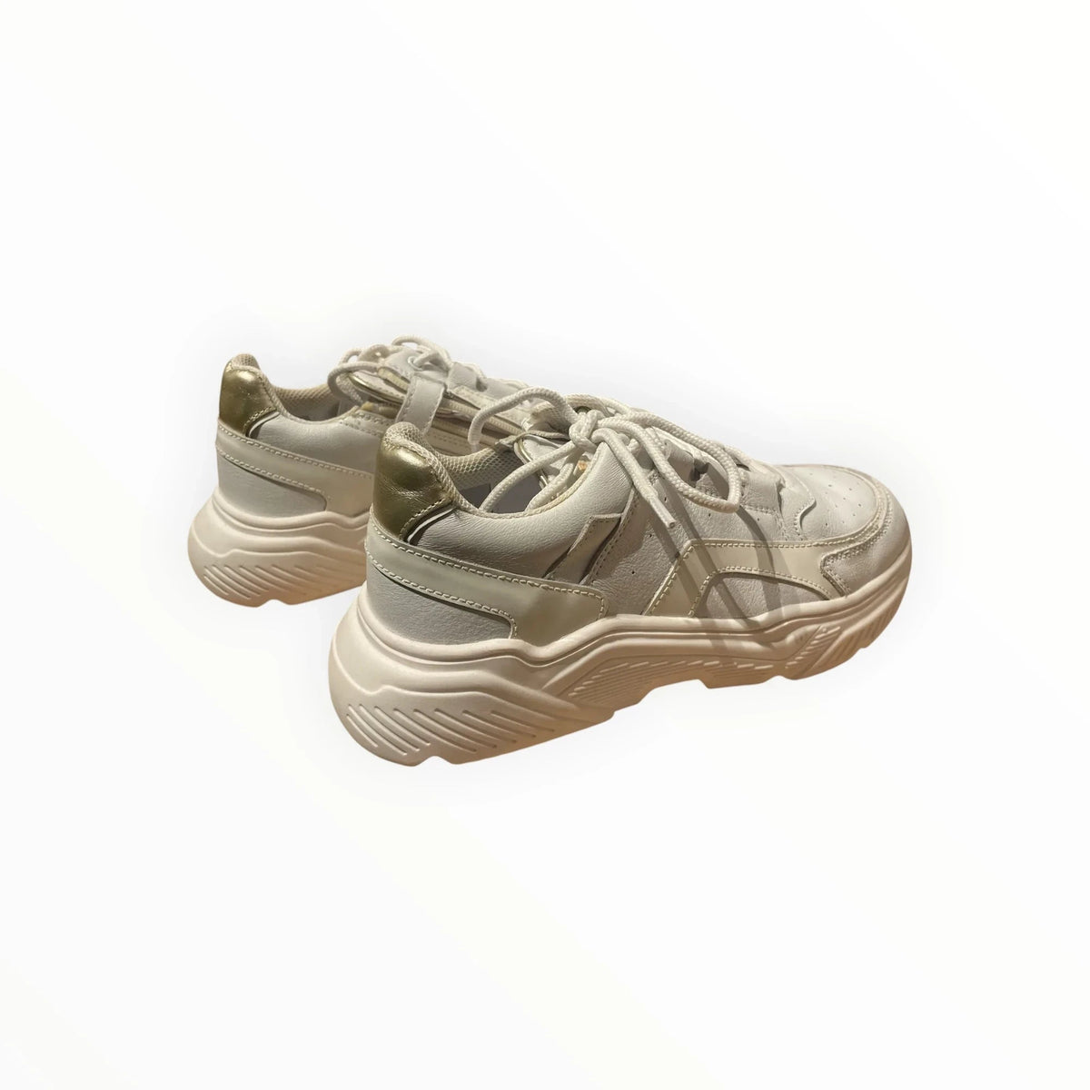 Pierrot Outlet witte chunky sneakers voor dames met gouden accenten, vetersluiting en een robuuste verhoogde zool.