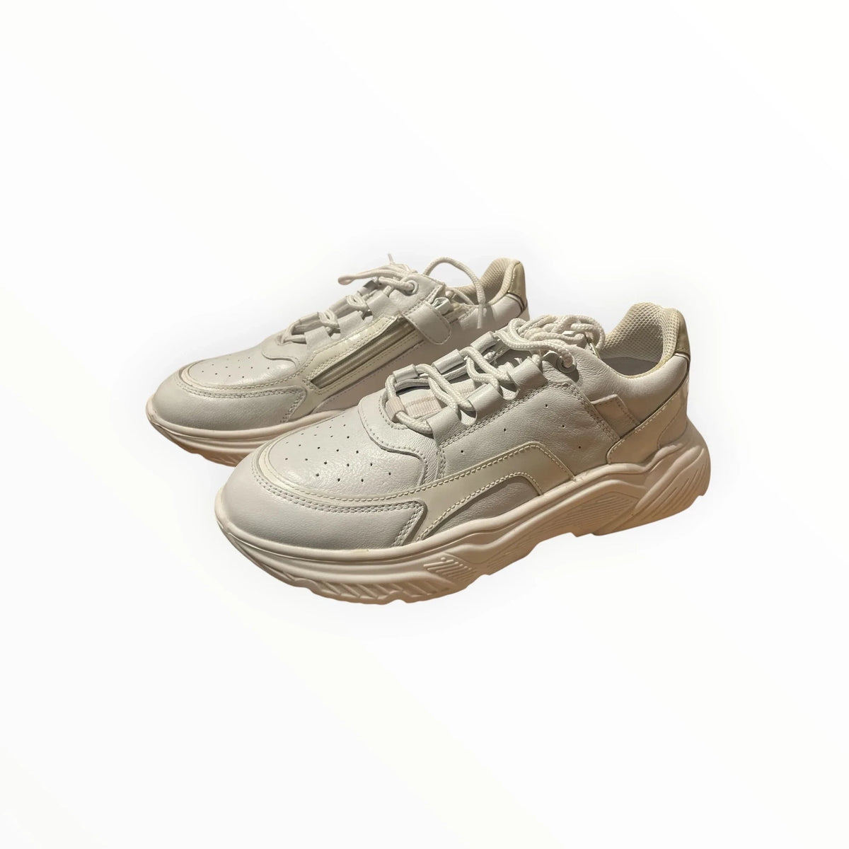 Pierrot Outlet witte chunky damessneakers met veters, gouden accenten en een robuuste verhoogde zool.