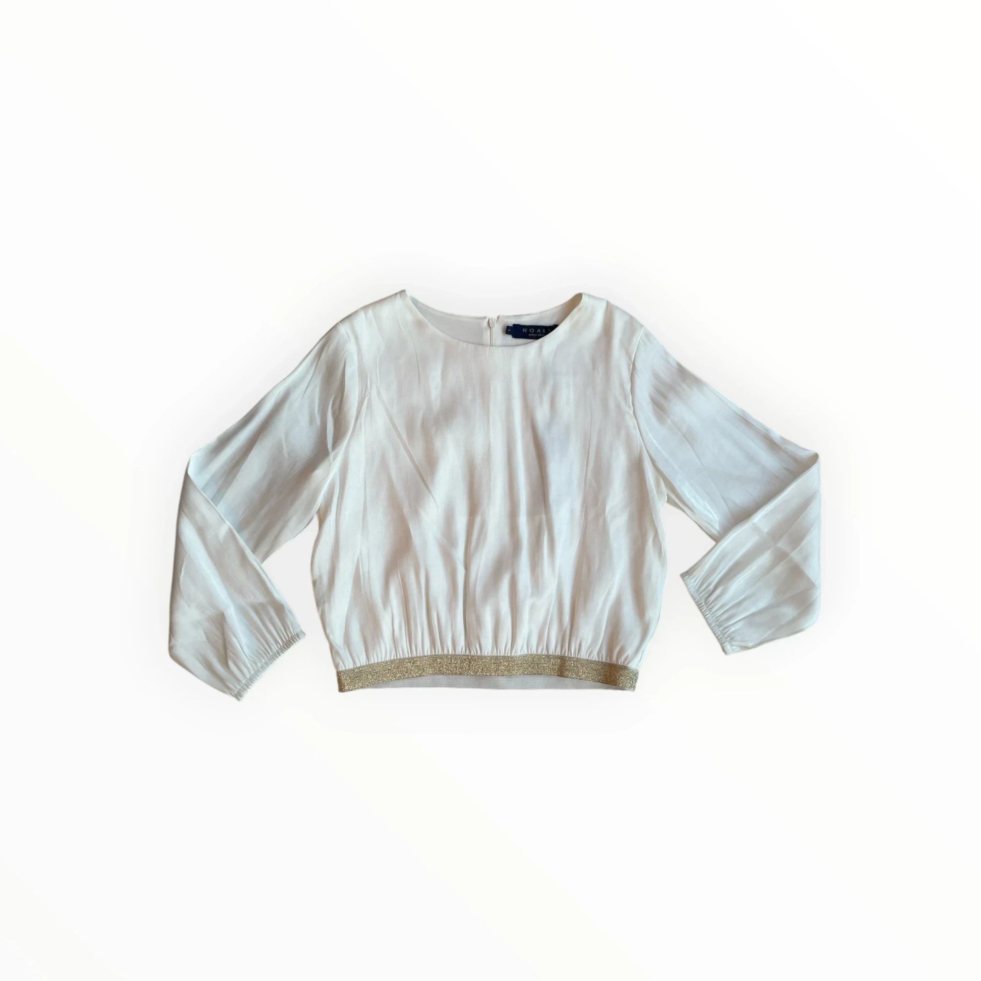 Witte Pierrot Outlet damesblouse met lange mouwen en een feestelijke gouden band aan de onderzijde.