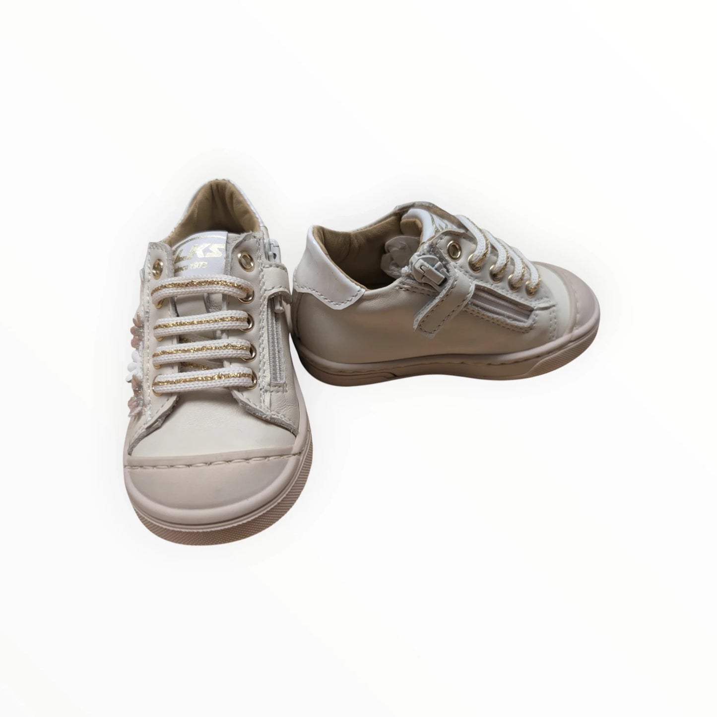 Pierrot Outlet witte leren kindersneakers met gouden veters en bloemenapplicaties