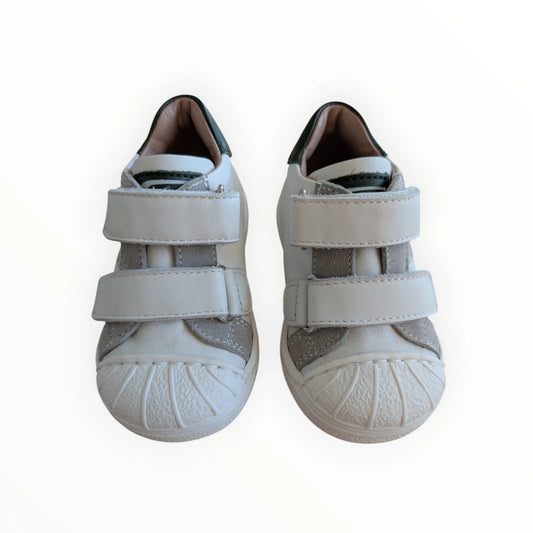 Pierrot Outlet witte leren kindersneakers met dubbele klittenbandsluiting en rubberen neus.