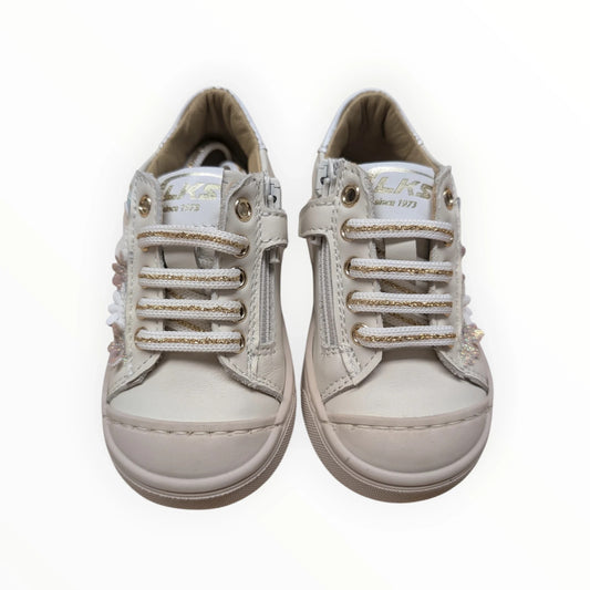 Pierrot Outlet witte leren kindersneakers met gouden veters en bloemenapplicaties